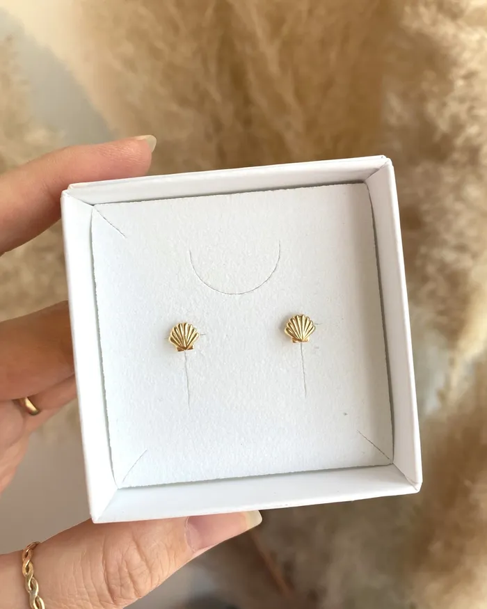 ERIJEWELRY Earrings Shell Stud Earrings