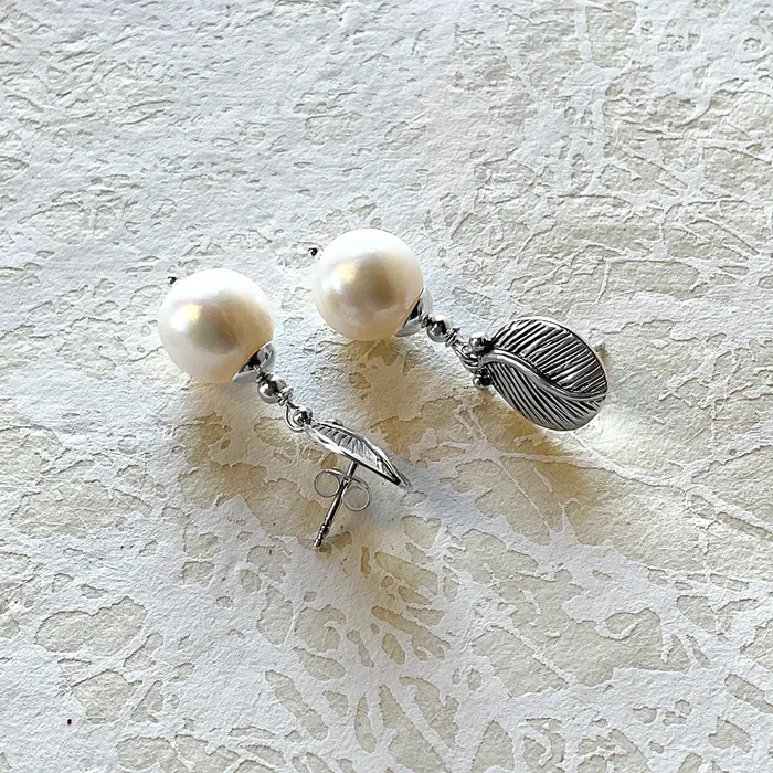Earrings Elisa Ilana Pearl Earrings w SS Leaf Posts Earrings Elisa Ilana Pearl Earrings w SS Leaf Posts