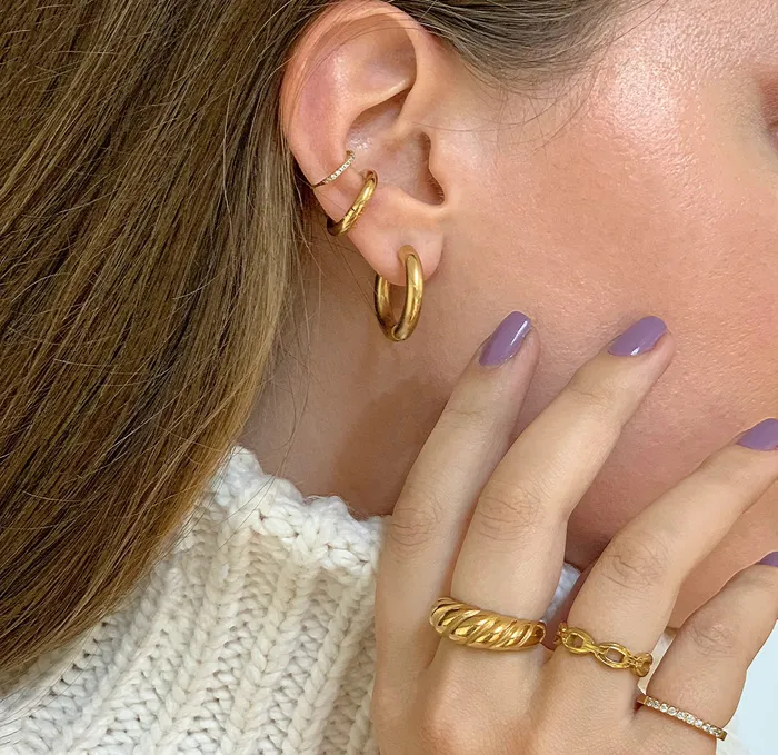 Earrings GOLD HUGGIE HOOP SET Mai Dsire