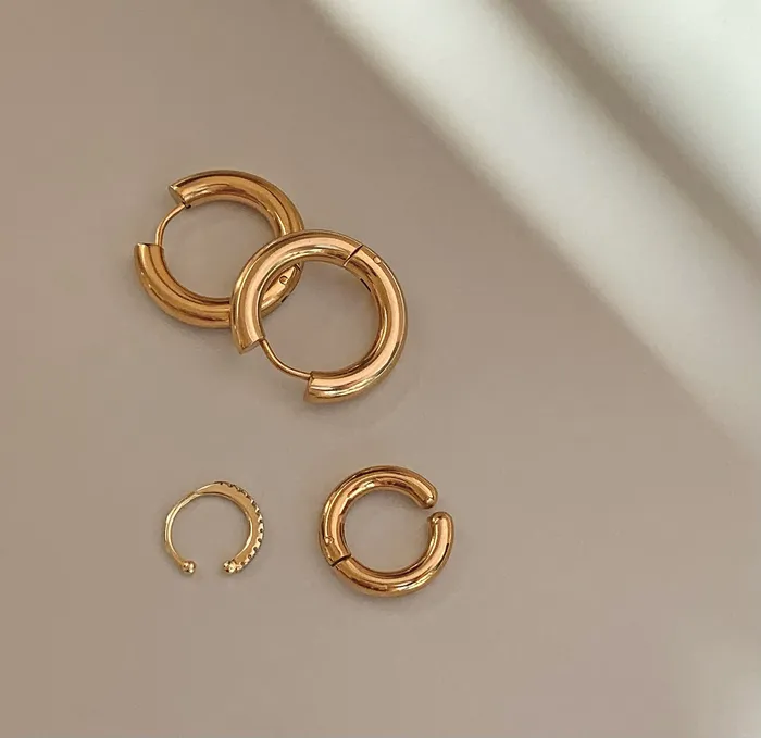 Earrings GOLD HUGGIE HOOP SET Mai Dsire