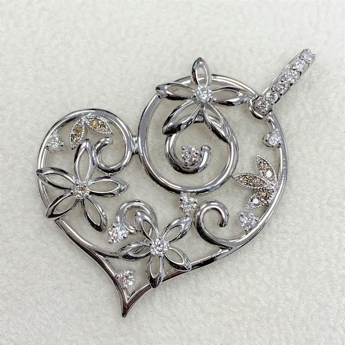 Beauvince Bloom Heart Pendant 085 ct Diamonds in White Gold Necklaces