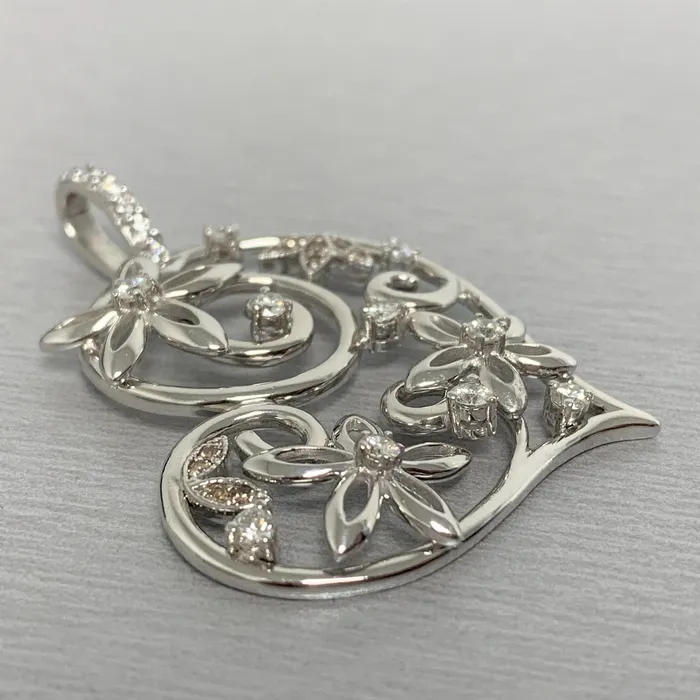 Beauvince Bloom Heart Pendant 085 ct Diamonds in White Gold Necklaces