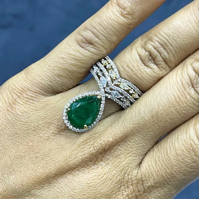 Rings Beauvince Beauvince Danya Emerald Diamond Ring 683 cts Emerald Diamonds in Gold